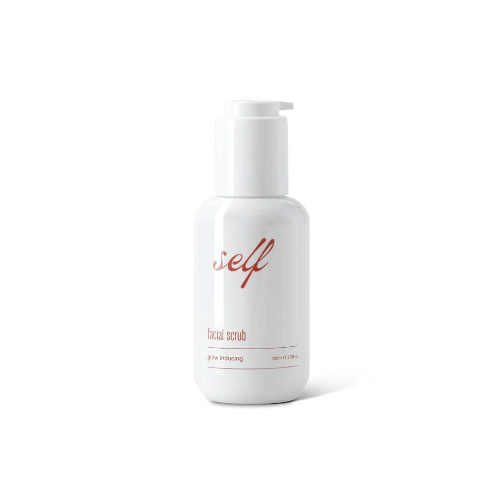 Witte fles met pomp. Opschrift "self facial scrub glow inducing".