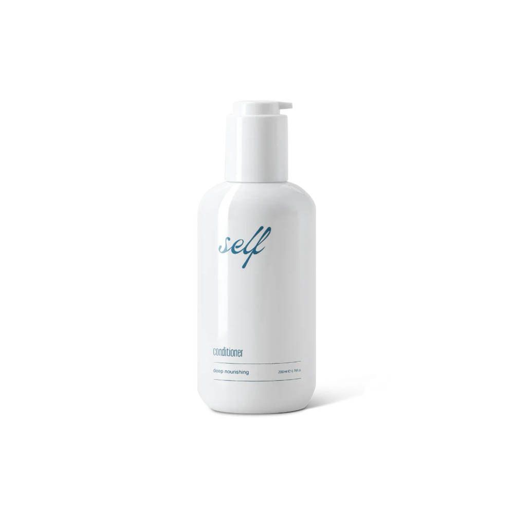 Flacon blanc avec inscription bleue: self, Conditioner, deep nourishing. Fermeture à pompe.