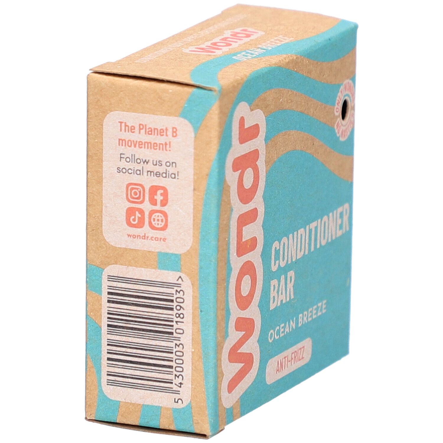 Kartonverpackung. Aufschrift: Wondr, Conditioner Bar, Ocean Breeze, Anti-Frizz. Mit Barcode und Social-Media-Logo.