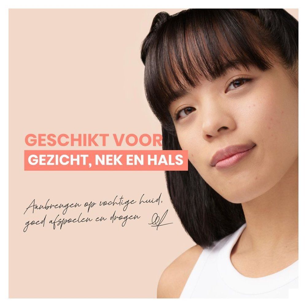 Jonge vrouw. Tekst: Geschikt voor gezicht, nek en hals. Aanbrengen op vochtige huid.