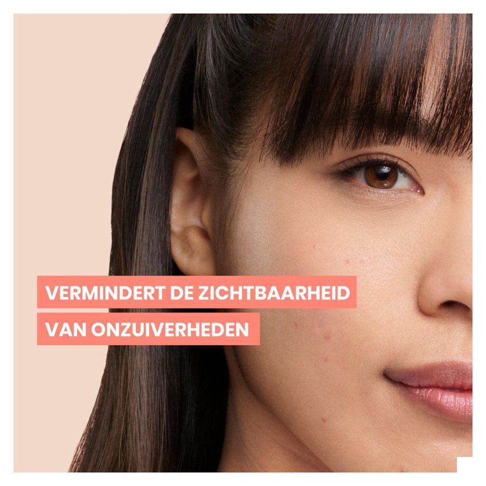 Portret van een vrouw. Tekst: Vermindert de zichtbaarheid van onzuiverheden.