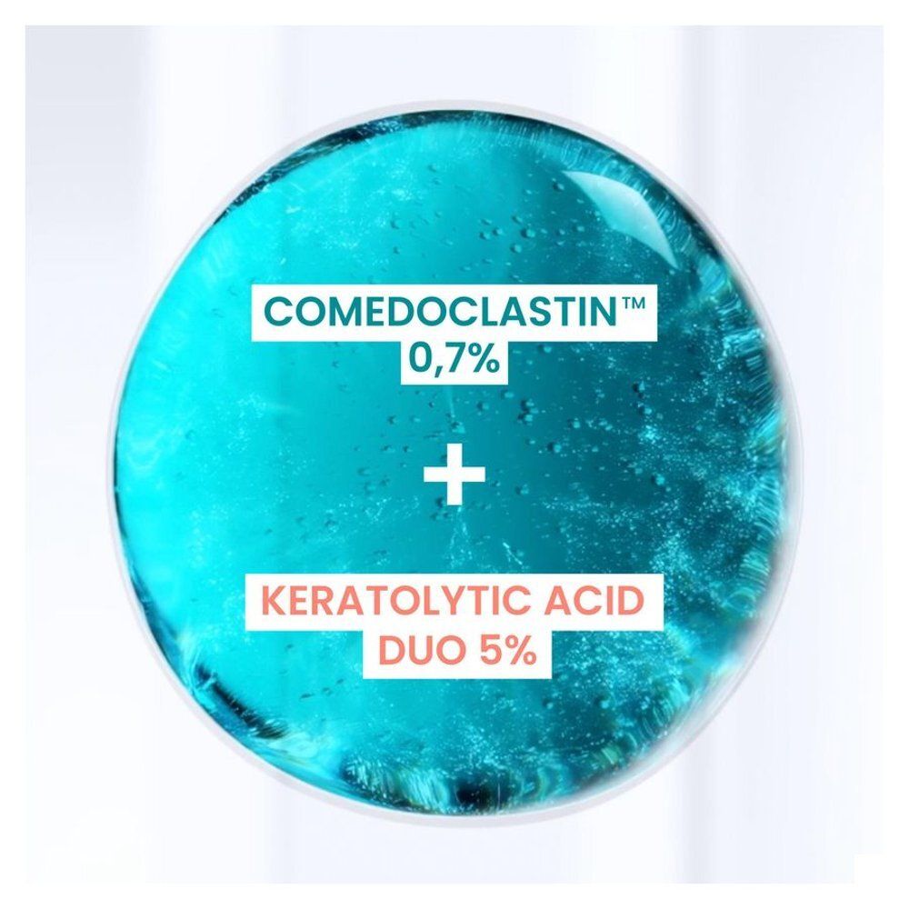 Gros plan d'un liquide bleu. Texte: Comedoclastin 0,7% + Duo acide kératolytique 5%.