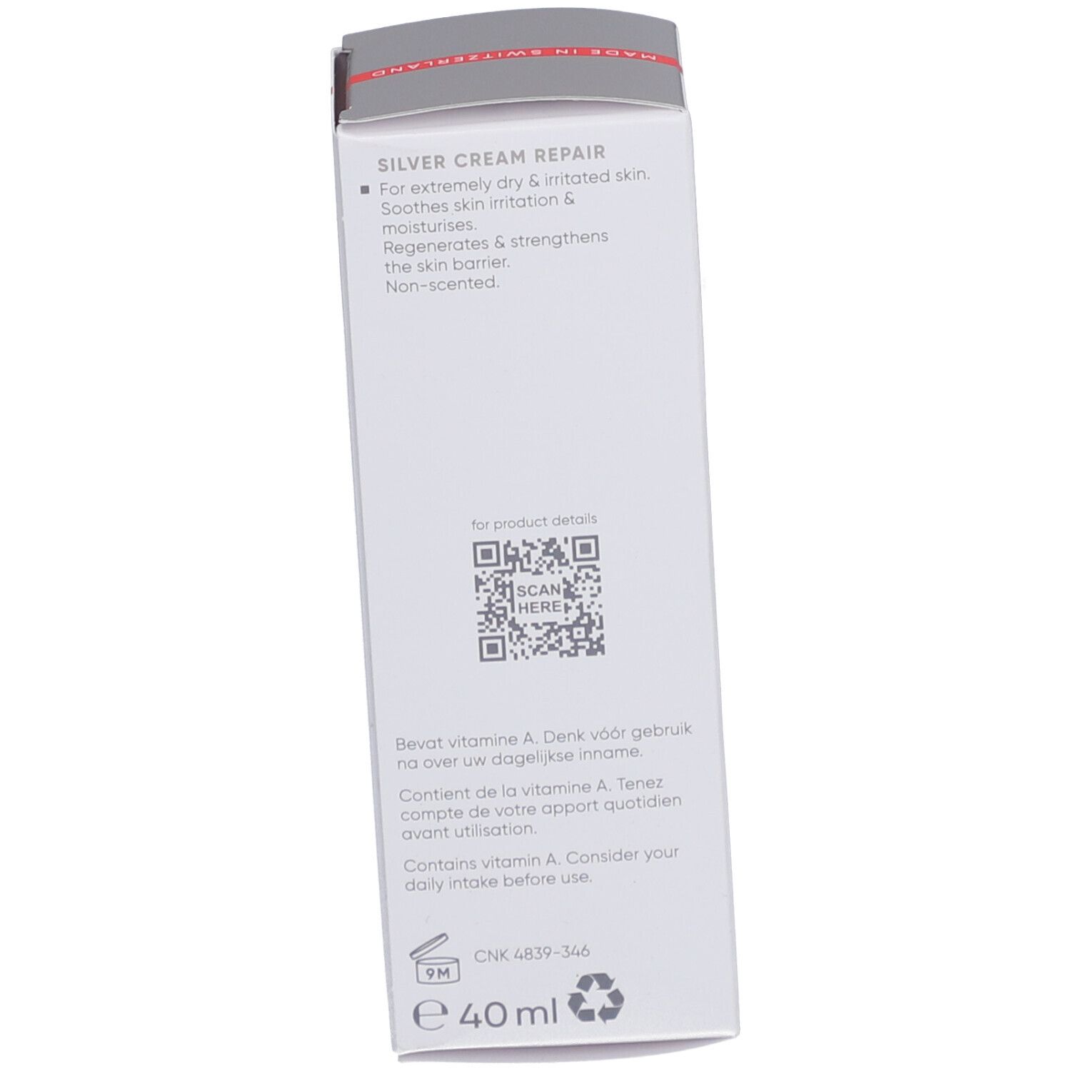 Achterkant van de productverpakking. QR-code, meertalige tekst. Bevat vitamine A.