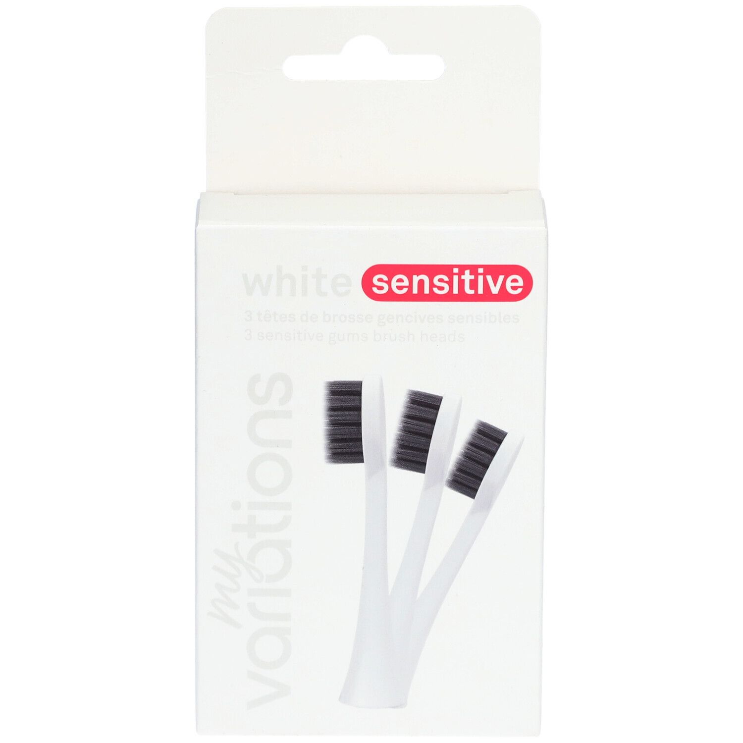 Verpackung mit drei weißen Zahnbürstenköpfen. Schwarze Borsten, weißer Griff. Aufschrift: white sensitive.