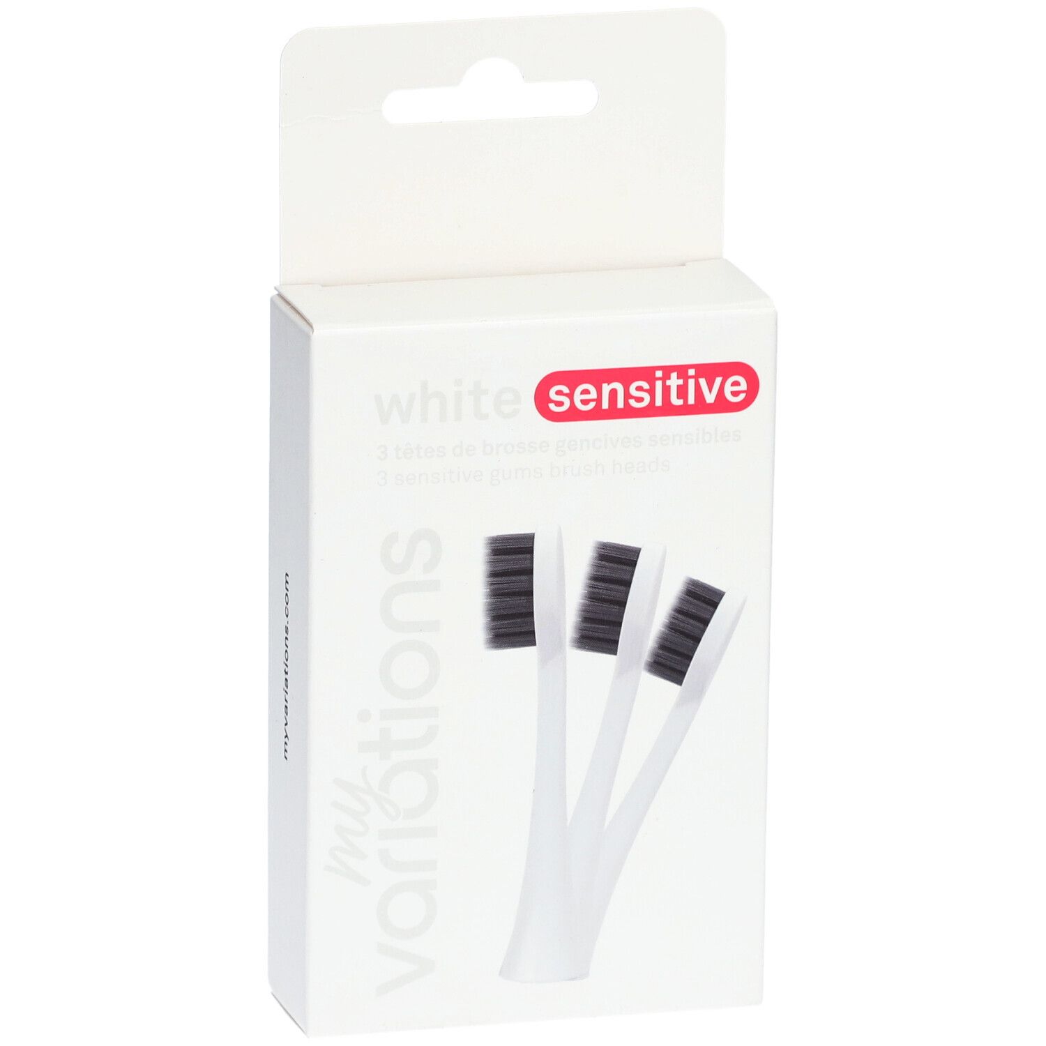 Verpackung mit drei weißen Zahnbürstenköpfen. Schwarze Borsten, weißer Griff. Aufschrift: white sensitive.