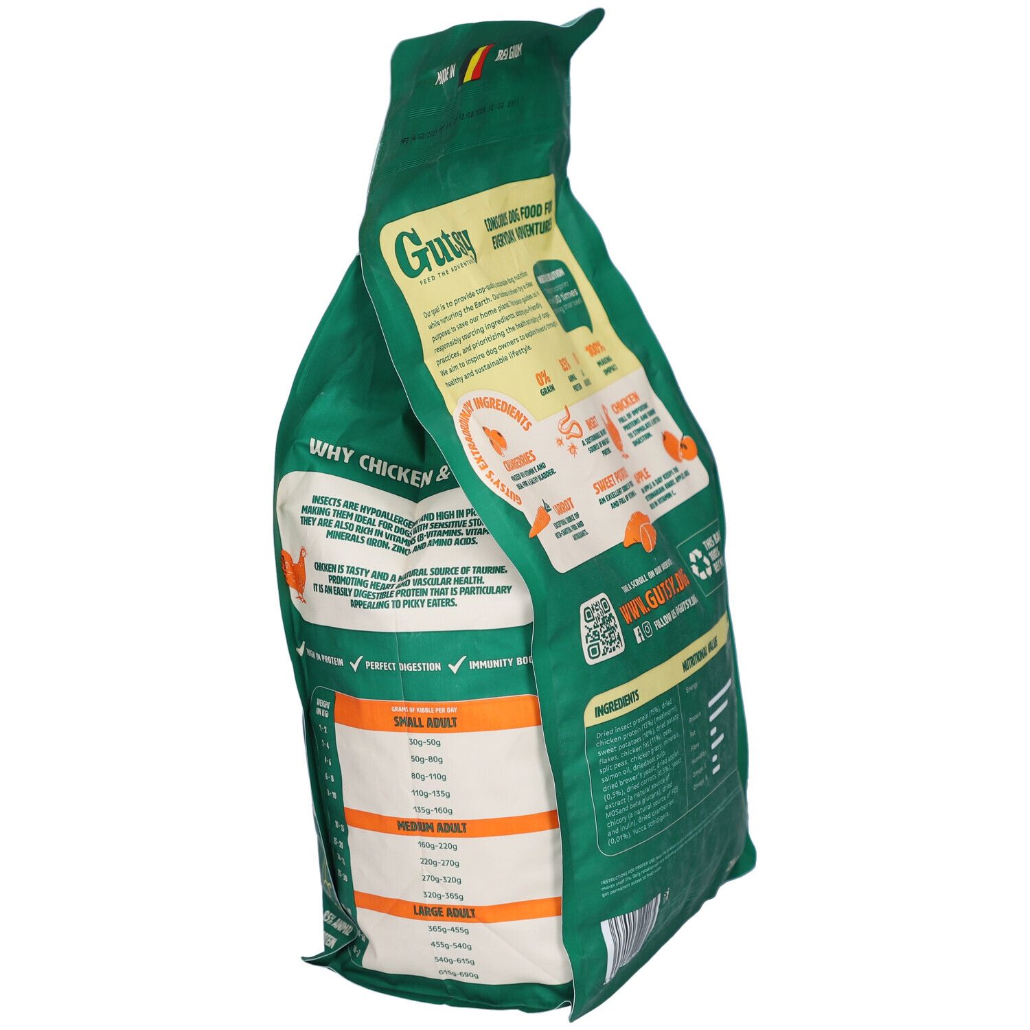 Schrägansicht der Rückseite der grünen Tüte mit Hundefutter. Aufschrift: Gutsy. Fütterungsempfehlung und Nährwertangaben.