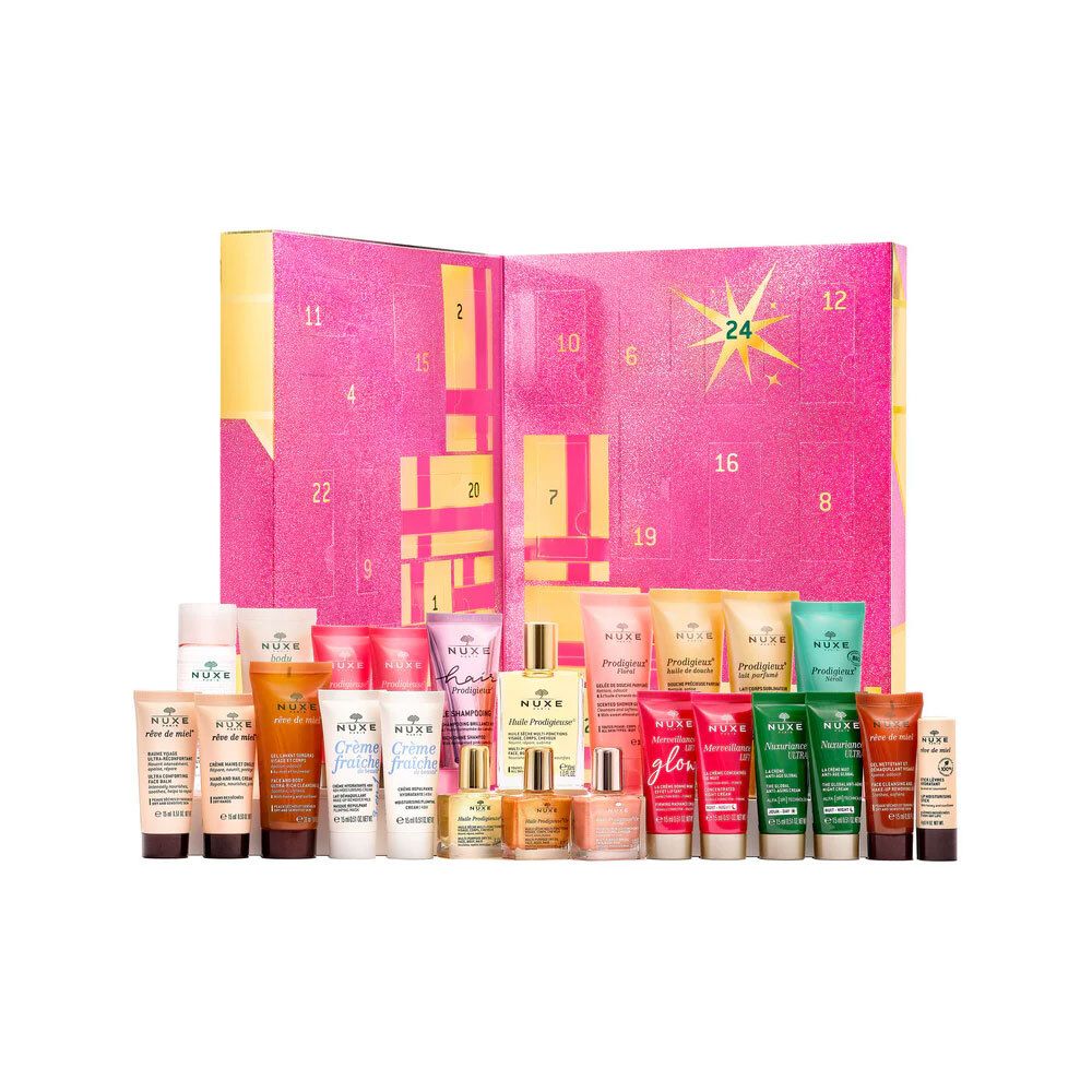 Geöffneter Adventskalender mit 24 Produkten. Verschiedene Größen und Formen. Rosa Hintergrund mit Zahlen.