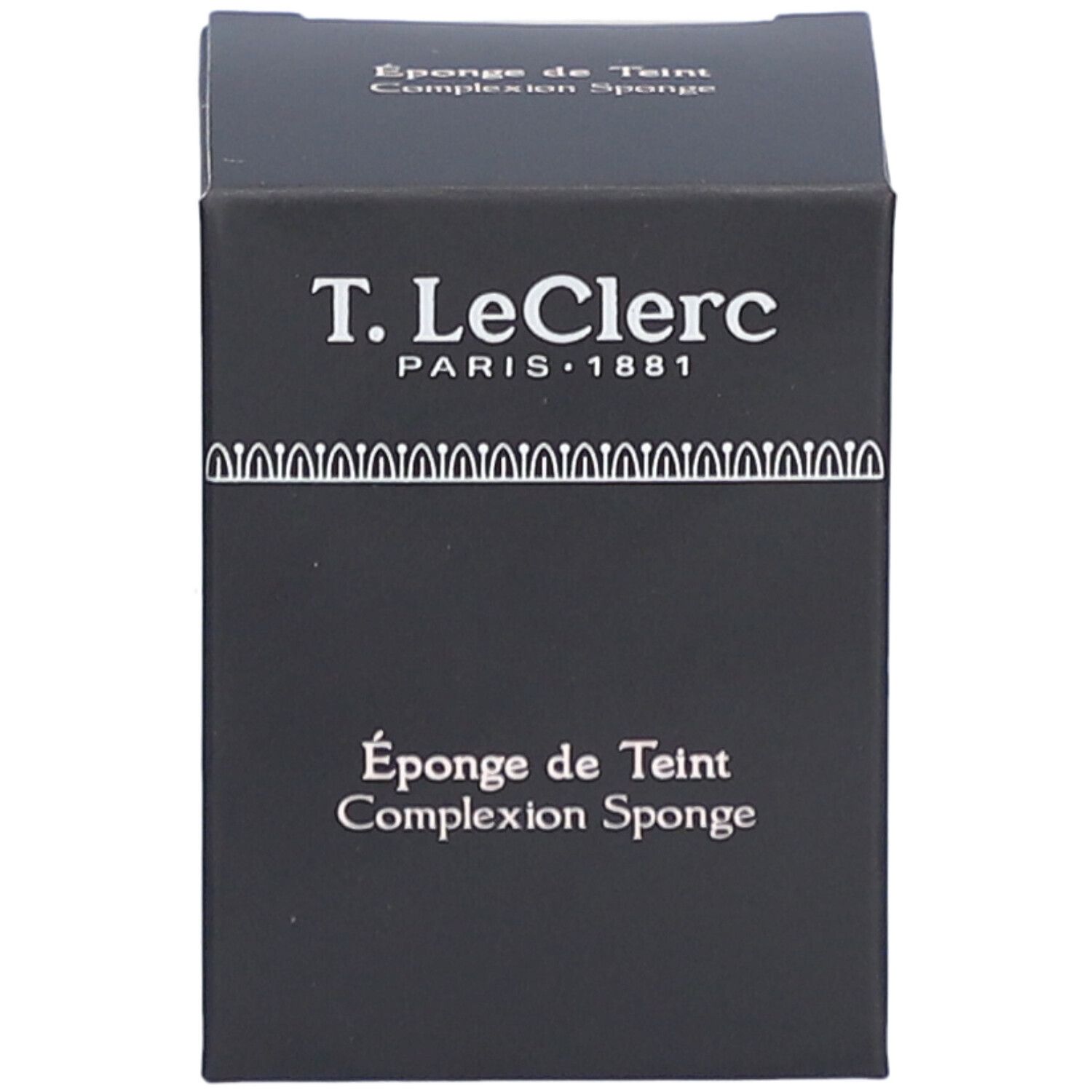 Zwarte doos. Opschrift: T. LeClerc Paris 1881. Éponge de Teint Complexion Sponge.