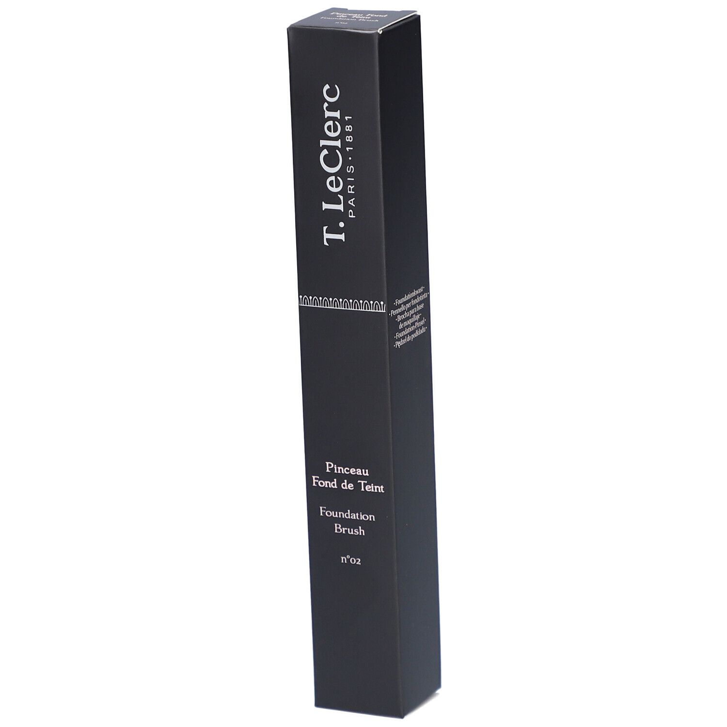 Boîte noire avec texte blanc. T. LeClerc, Pinceau Fond de Teint, Foundation Brush n°02.