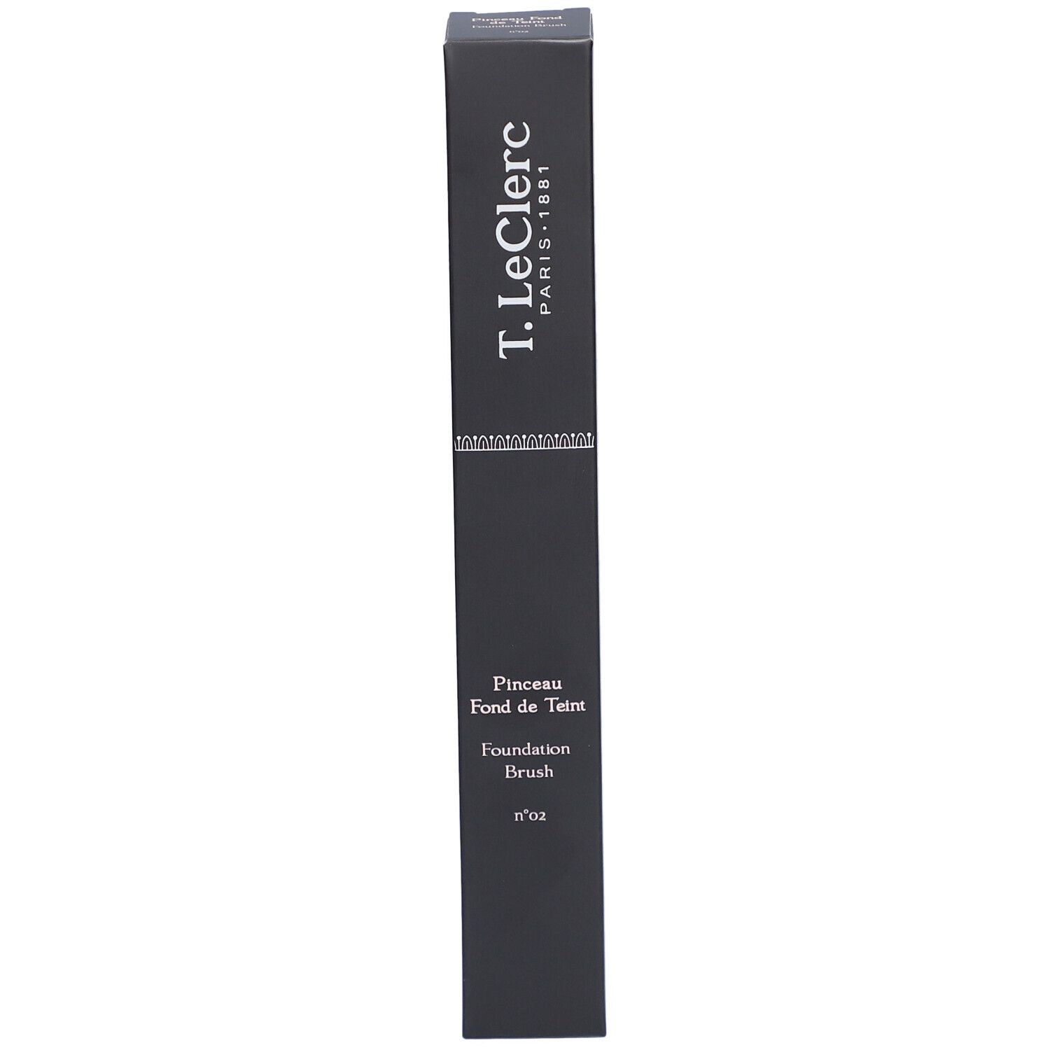 Boîte noire avec texte blanc. T. LeClerc, Pinceau Fond de Teint, Foundation Brush n°02.