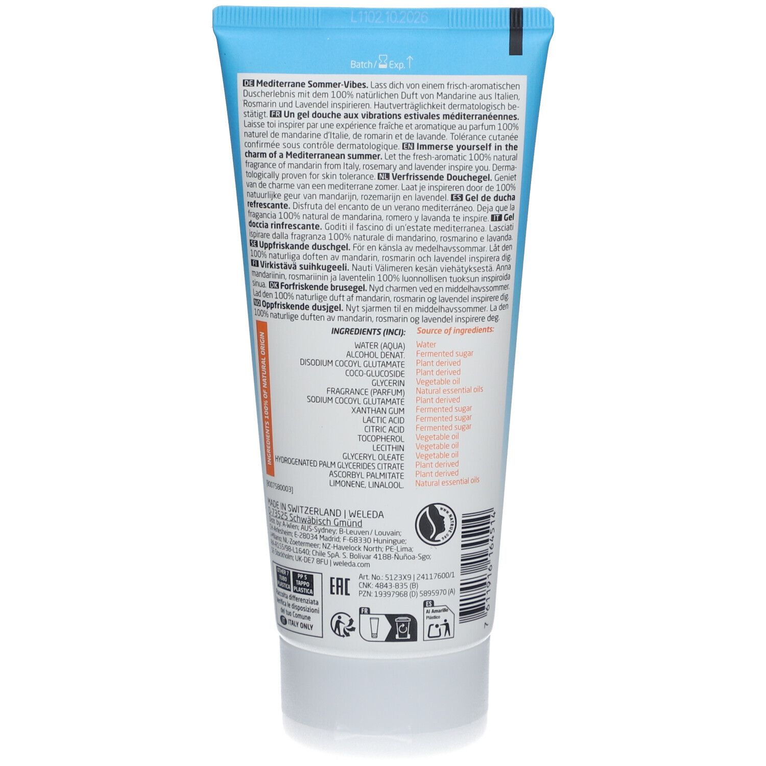 Achterkant van een lichtblauwe tube. Meertalige tekst, ingrediënten, fabrikantinfo, recyclingsymbolen.