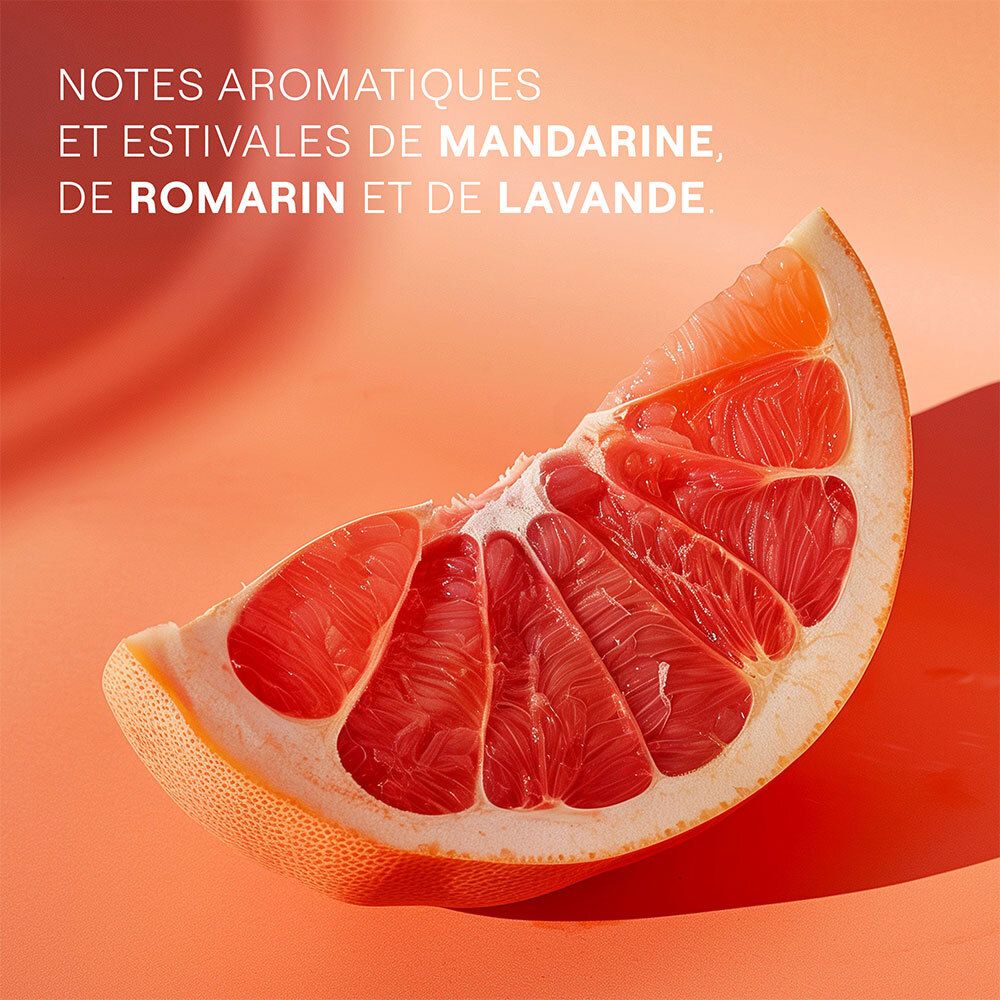 Moitié de pamplemousse sur fond orange. Structure de la chair rouge visible.