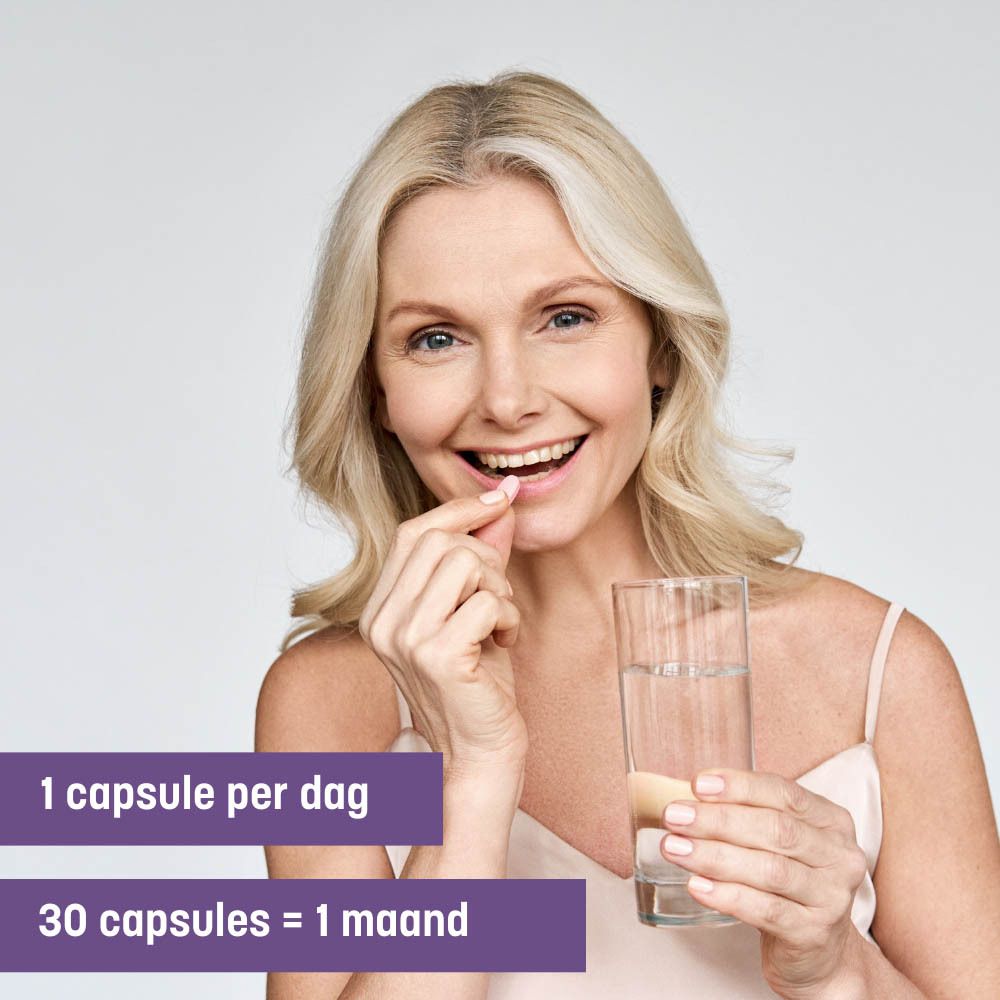 Vrouw lacht en neemt capsule. Glas water. Tekst: 1 capsule per dag, gemakkelijk in te nemen.