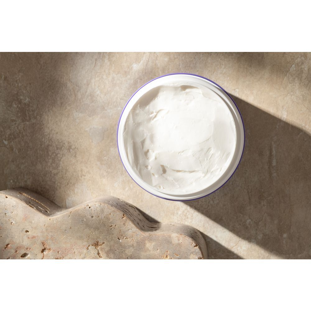 Vue de dessus du produit blanc dans un pot violet.