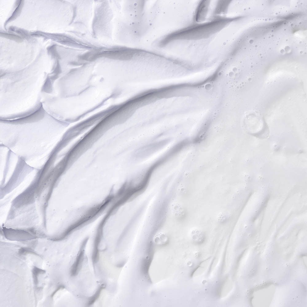 Textur einer weißen Creme mit Luftblasen.