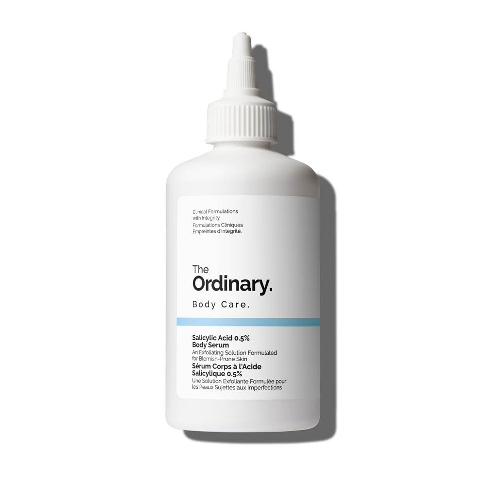 Weiße Flasche mit Applikator. Aufschrift: The Ordinary. Salicylic Acid 0.5% Body Serum. Blaue Akzentlinie.