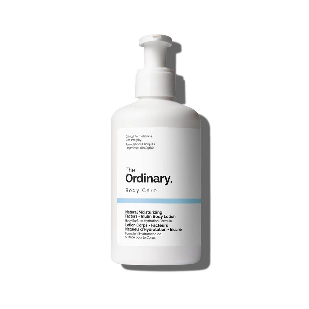 Weiße Flasche mit Pumpe. Aufschrift: The Ordinary, Body Care, Natural Moisturizing Factors + Inulin Body Lotion.