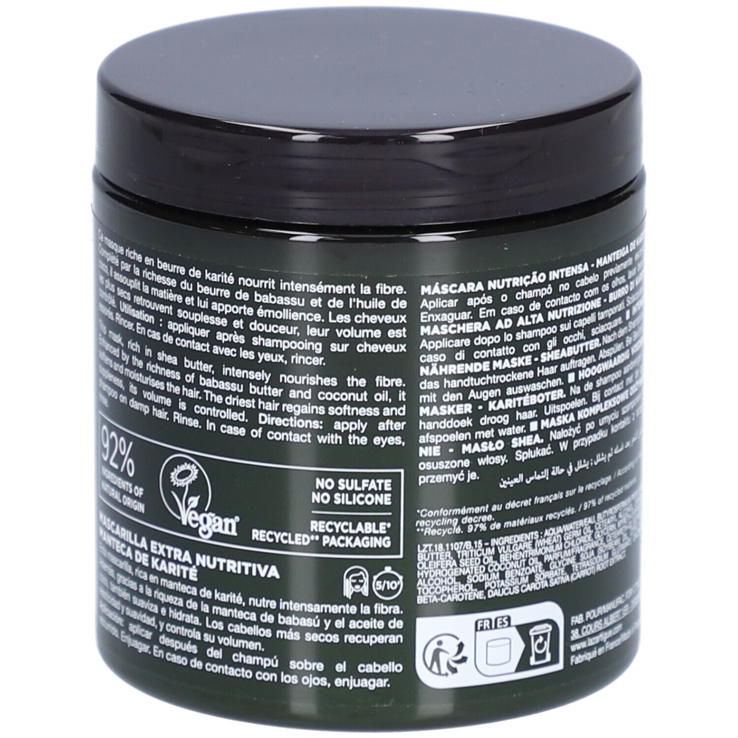 Dunkelgrüner Tiegel mit schwarzem Deckel. Aufkleber mit Text, Vegan-Logo und Recycling-Symbolen. 92% Inhaltsstoffe natürlichen Ursprungs.