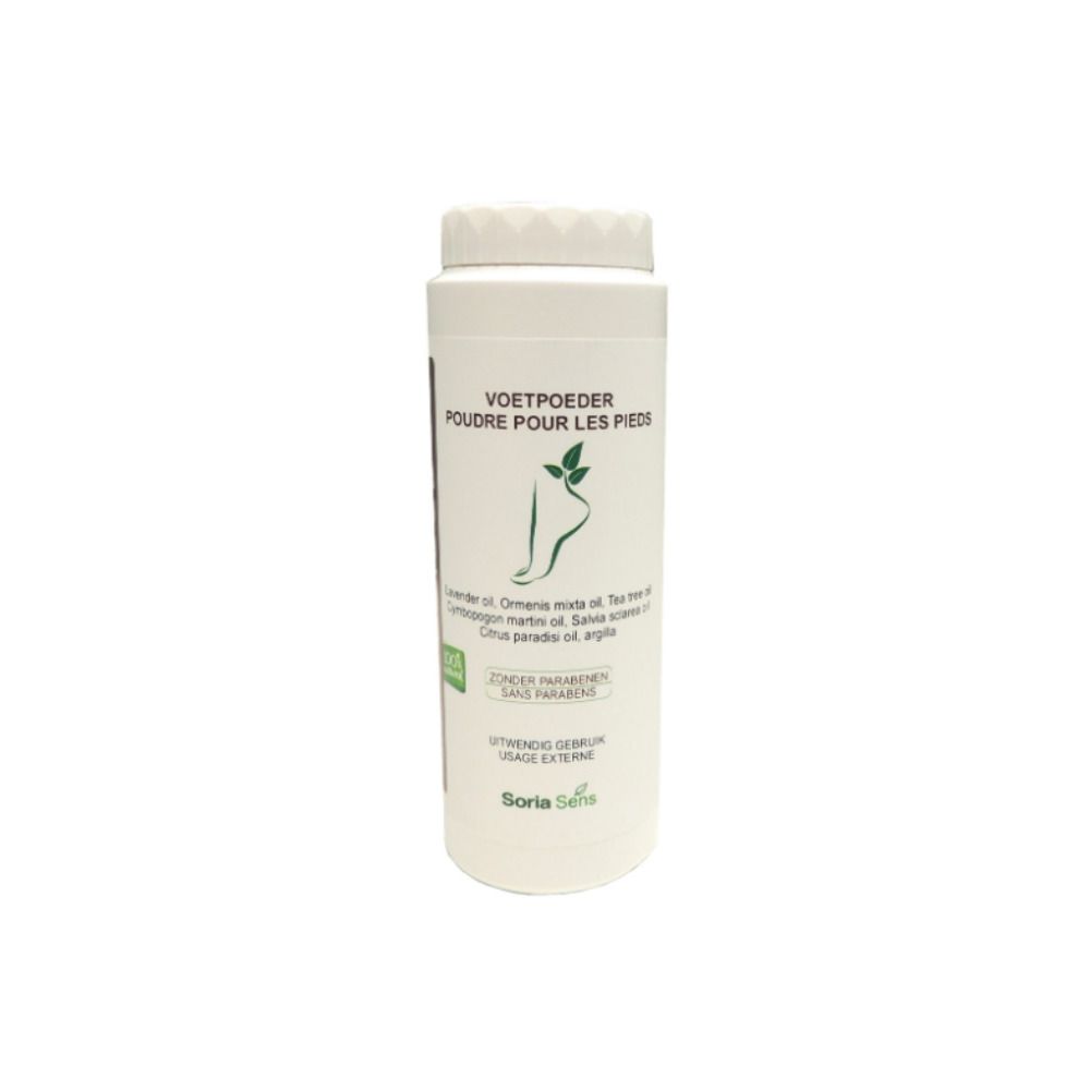 Witte fles met opschrift: VOETPOEDER, POUDRE POUR LES PIEDS. Ingrediënten, logo Soria Bel. Dop.