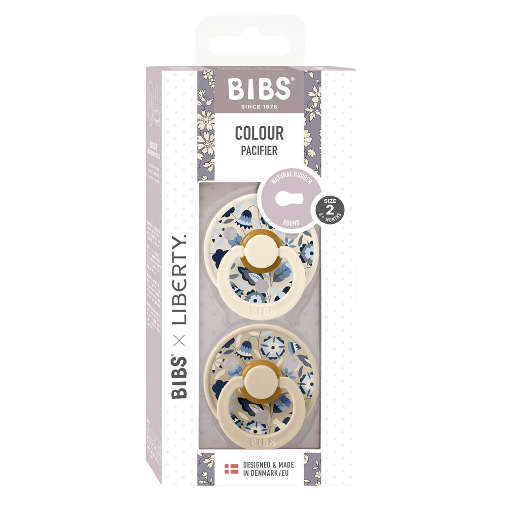 BIBS x Liberty Schnuller-Packung. Zwei Schnuller in einer Schachtel. Beige und blaues Blumenmuster. Größe 2.