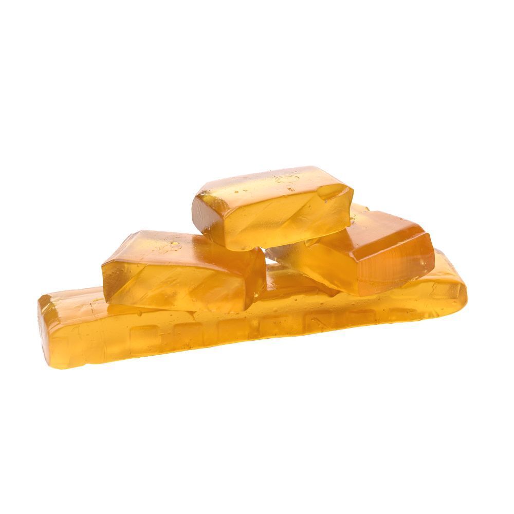 Plusieurs gommes transparentes jaunes, de forme carrée et rectangulaire, sur fond blanc.