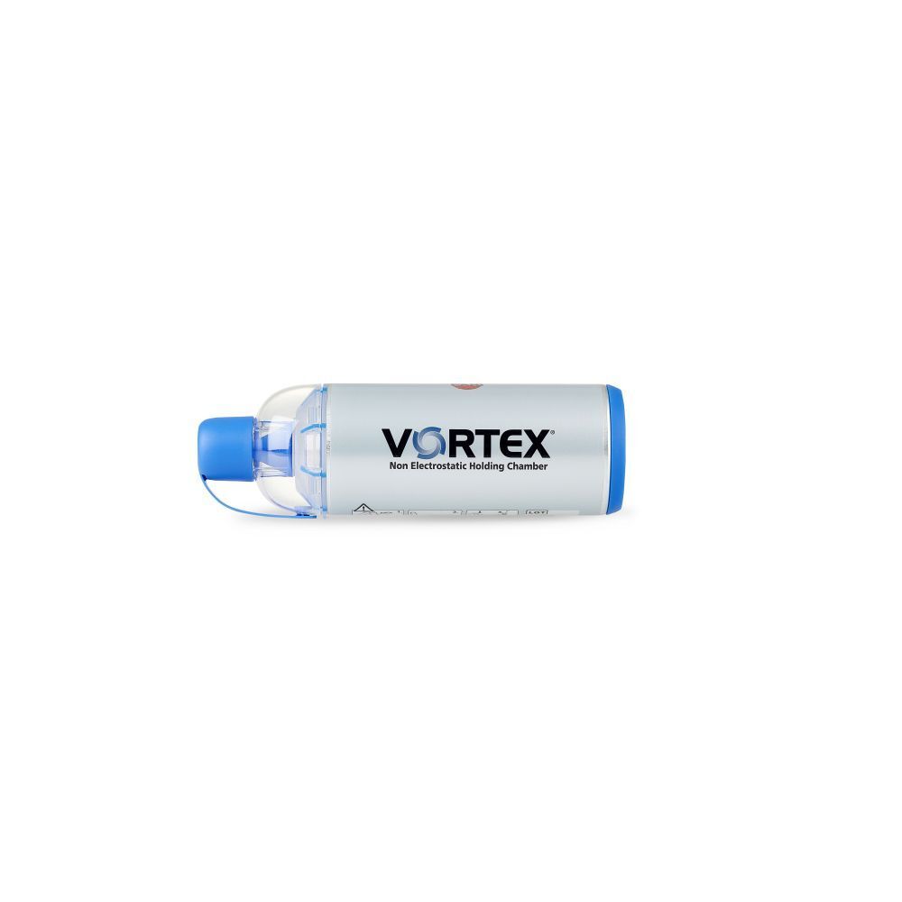 Vortex inhalatiekamer, cilindrisch, transparant met blauw mondstuk en dop. Logo en productnaam zichtbaar.