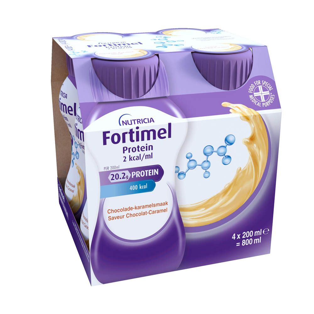 Verpakking van 4 flessen Fortimel Protein 2 kcal/ml, chocolade-karamelsmaak. Paarse doppen, bruine verpakking.