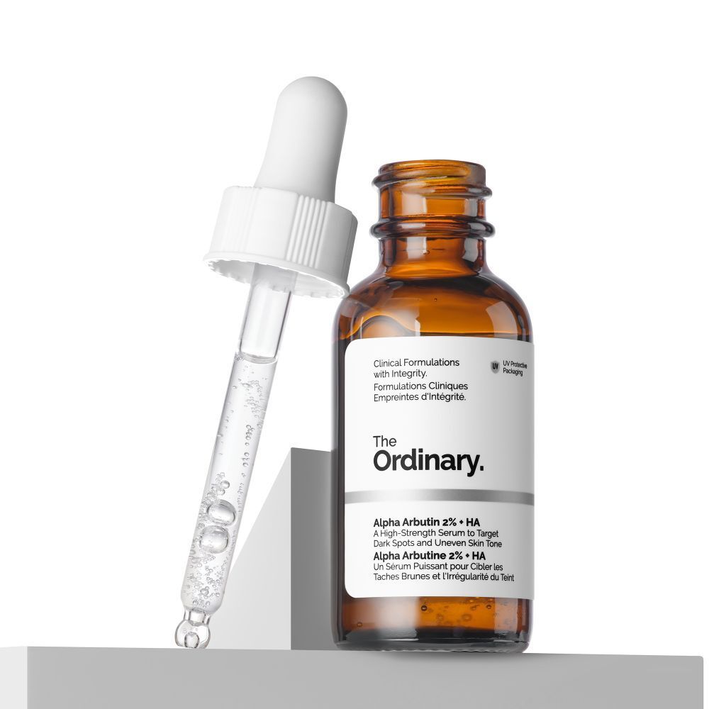 Flacon en verre brun avec pipette. Pipette avec liquide clair. Inscription: The Ordinary. Informations sur le produit.