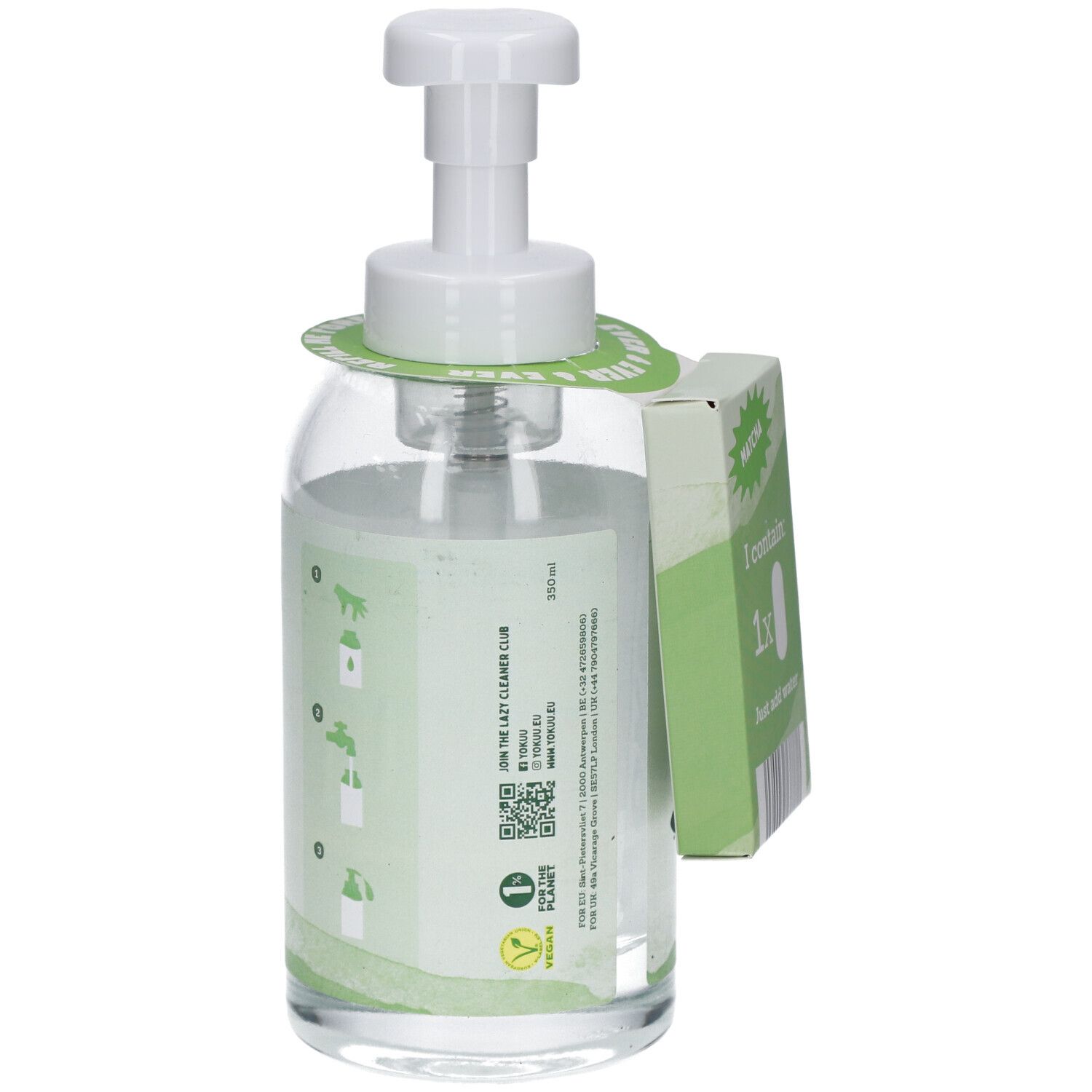 Glasflasche mit weißem Pumpspender, gefüllt mit klarer Flüssigkeit. Grüne Etiketten mit Illustrationen und Text.
