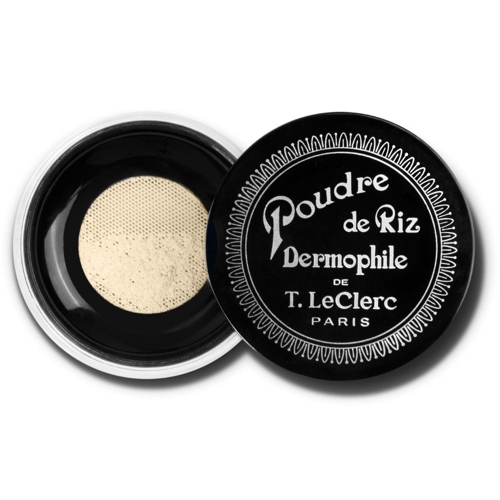Boîte noire ouverte avec couvercle portant l'inscription "Poudre de Riz Dermophile". À côté, une boîte ouverte avec poudre jaune et tamis.