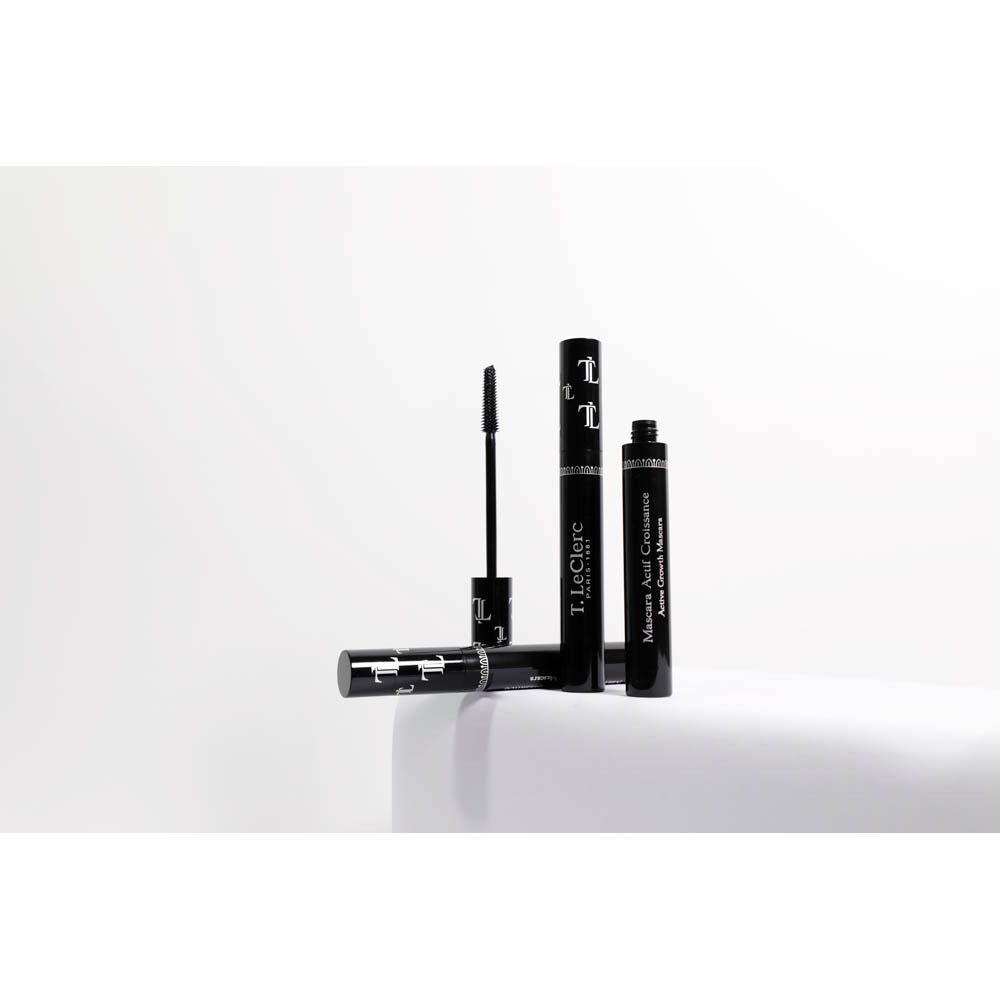 Verschillende cosmetische producten, waaronder mascara en eyeliner, op witte achtergrond.