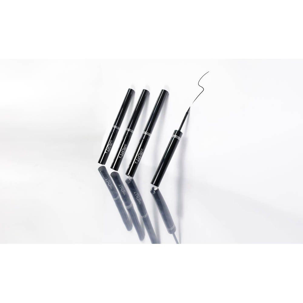Plusieurs eyeliners noirs et applicateurs. Forme cylindrique. Marque T.LeClerc.
