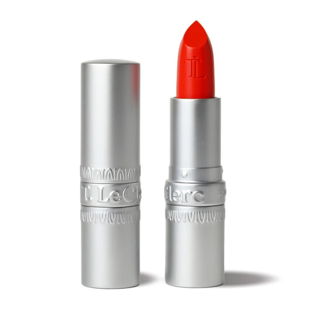 Open T.LeClerc lippenstift, zilverkleurige huls, rode lippenstift. Logo 'TL' op de lippenstift.
