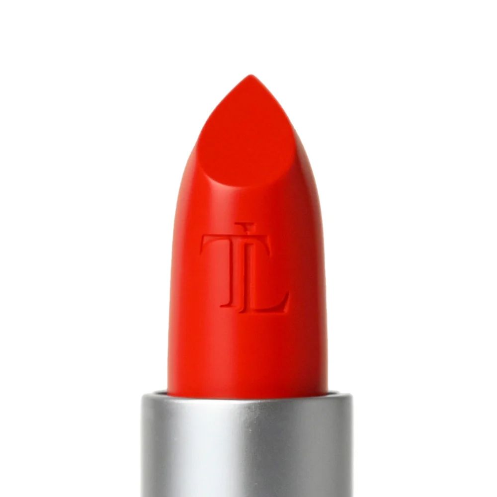Close-up van de rode lippenstift. Logo 'TL' op de punt. Zilverkleurige huls.