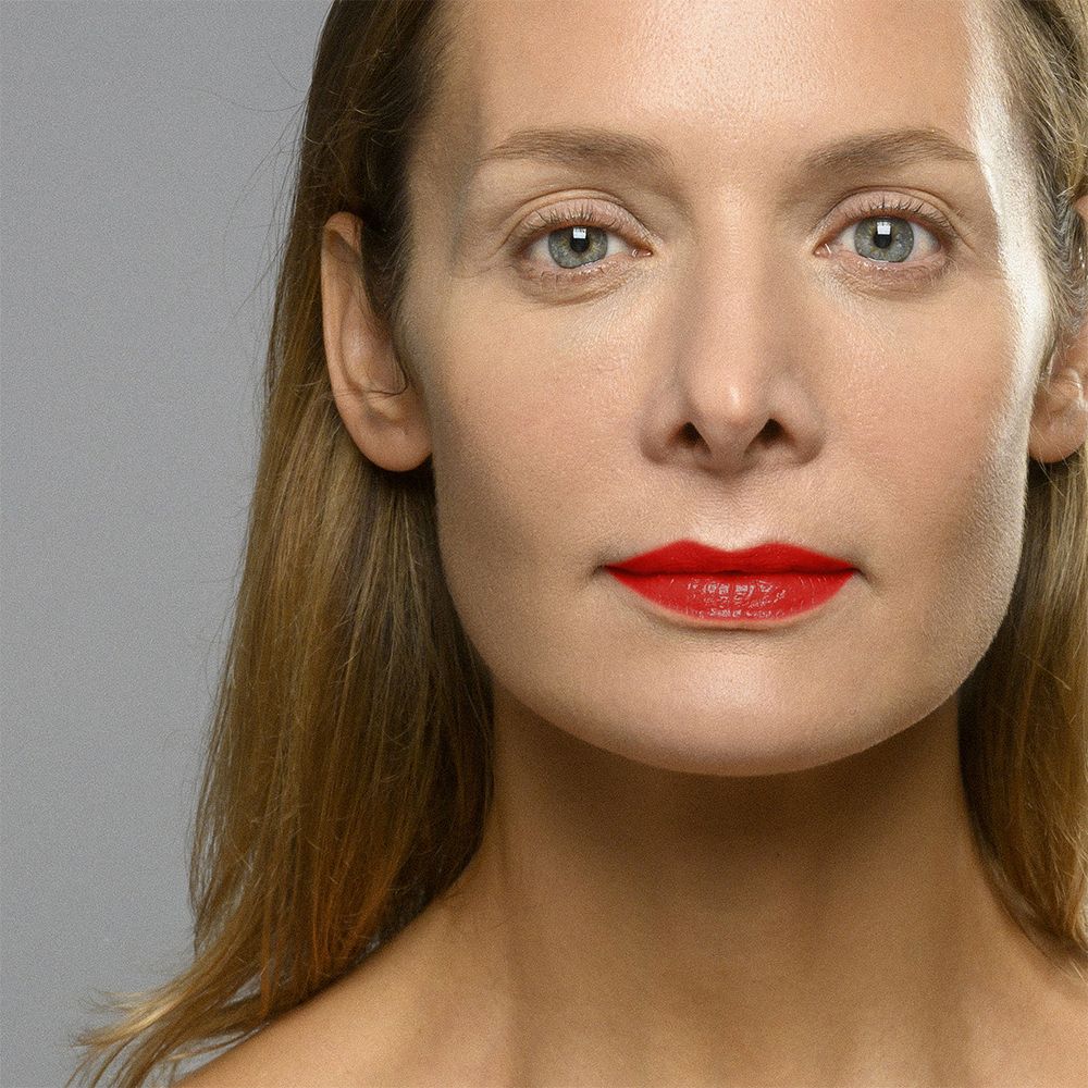 Femme avec rouge à lèvres rouge. Teint clair, cheveux blonds. Couleur du rouge à lèvres: rouge.