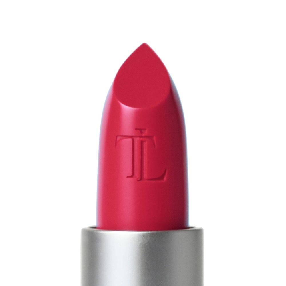 Close-up van rode lipstick. Merk T.LeClerc gegraveerd.