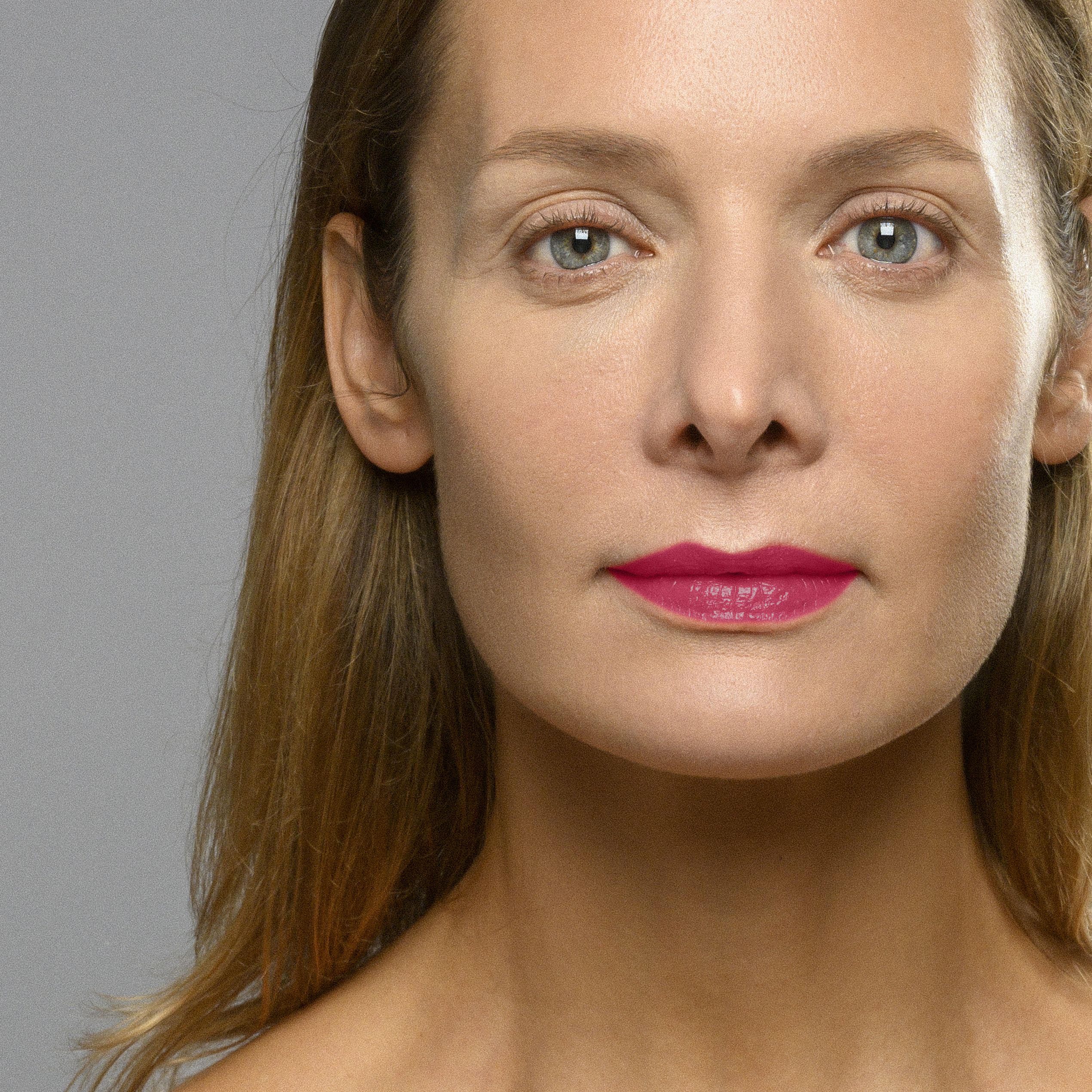 Portret van een vrouw met lipstick. Lippen gekleurd met T.LeClerc Satin Grace 64.