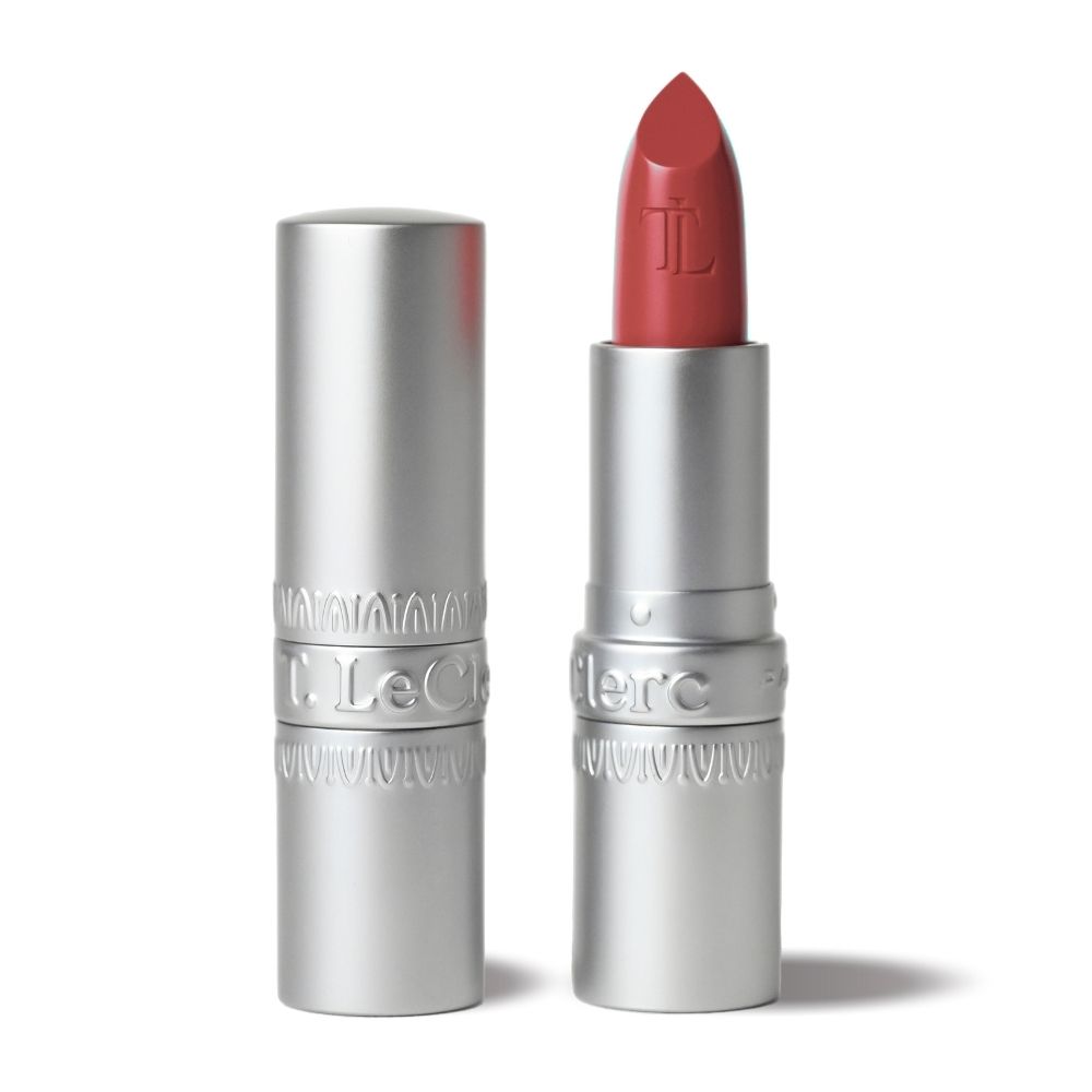 Lipstick, zilveren huls, geopend. Rode lipstick, merk T.LeClerc. Logo gegraveerd op de lipstick.