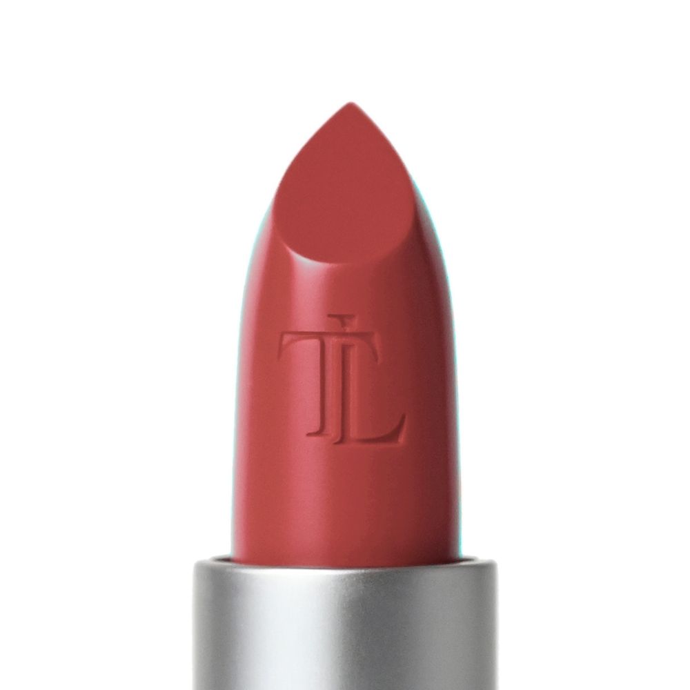 Close-up van de rode lipstick. Merk T.LeClerc, logo gegraveerd. Punt van de lipstick.