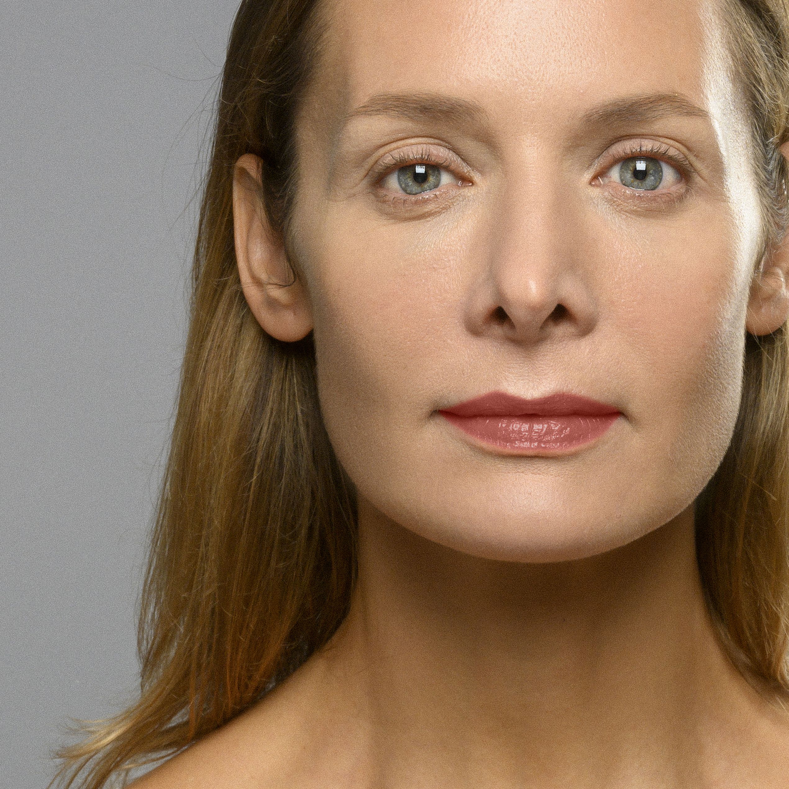 Portret van een vrouw met lipstick. De lippen zijn opgemaakt met de lipstick Ada 67 van T.LeClerc.
