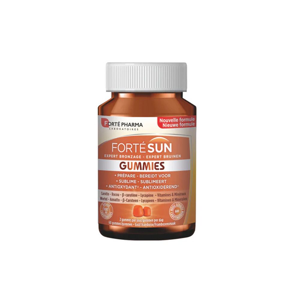 Bruine fles met witte dop. Etiket "Forté Sun Gummies". Twee oranje gummies zichtbaar.