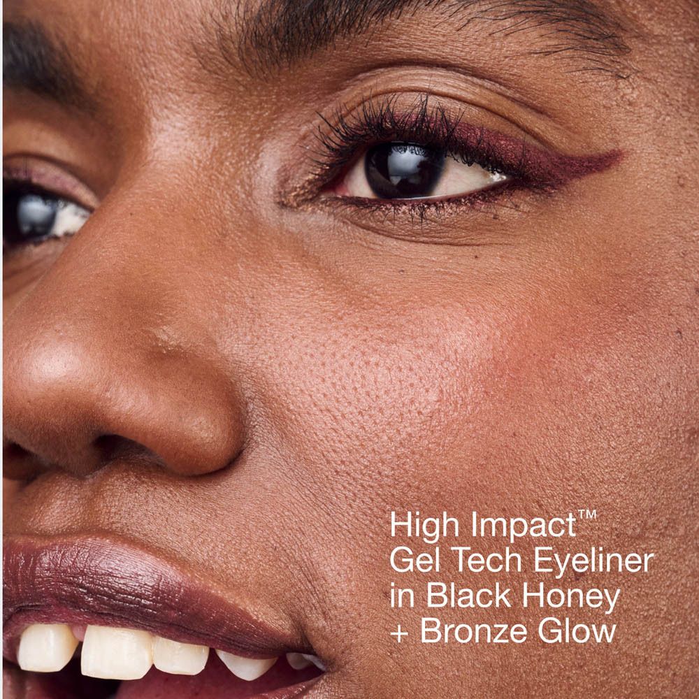 Gros plan d'un visage avec eyeliner. Texte: High Impact Gel Tech Eyeliner in Black Honey + Bronze Glow. Rouge à lèvres.