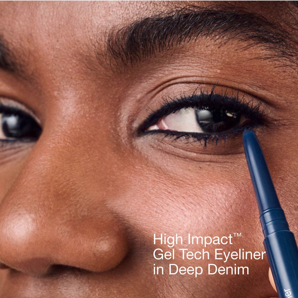 Oog met eyeliner. Eyeliner-pen in de hand. Opschrift: High Impact Gel Tech Eyeliner in Deep Denim.