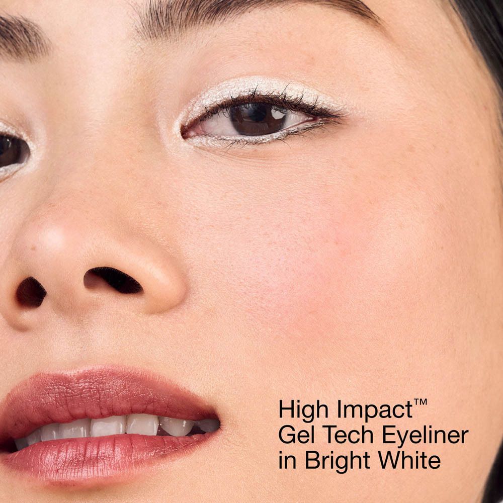 Gros plan d'un visage avec eye-liner blanc. Texte: High Impact Gel Tech Eyeliner in Bright White.