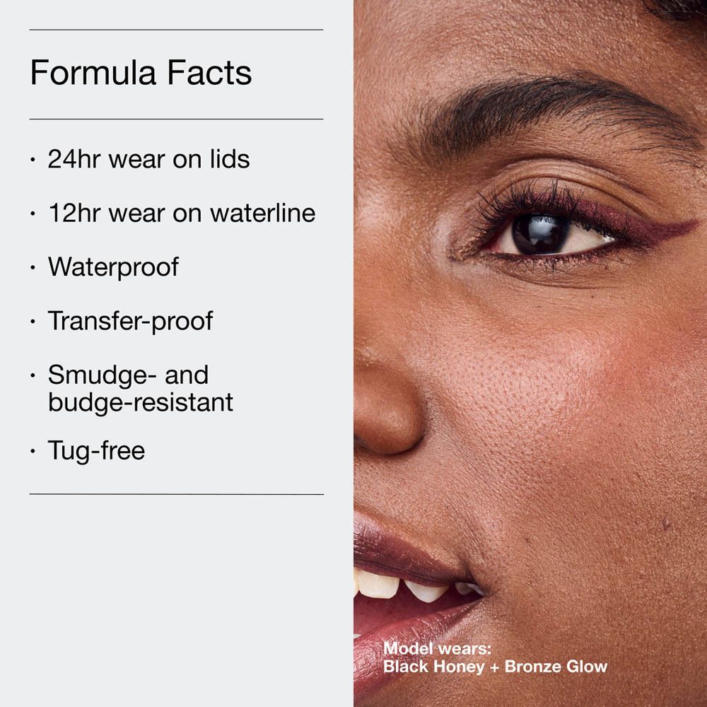 Femme avec eyeliner. Inscription: 24h tenue, résistant à l'eau, résistant aux bavures. Le modèle porte Black Honey + Bronze Glow.