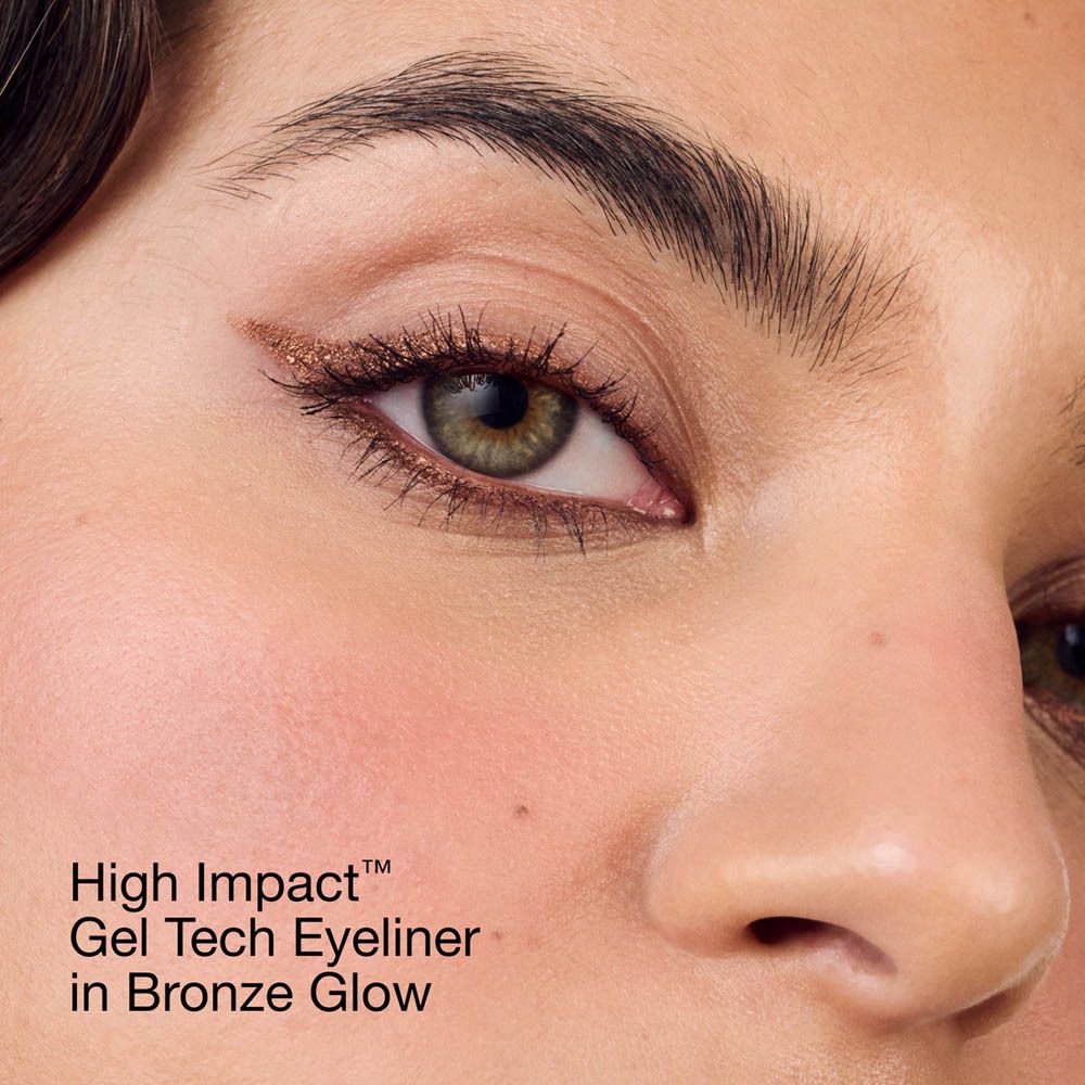 Gros plan sur un œil avec un eye-liner bronze. Inscription : High Impact Gel Tech Eyeliner in Bronze Glow.