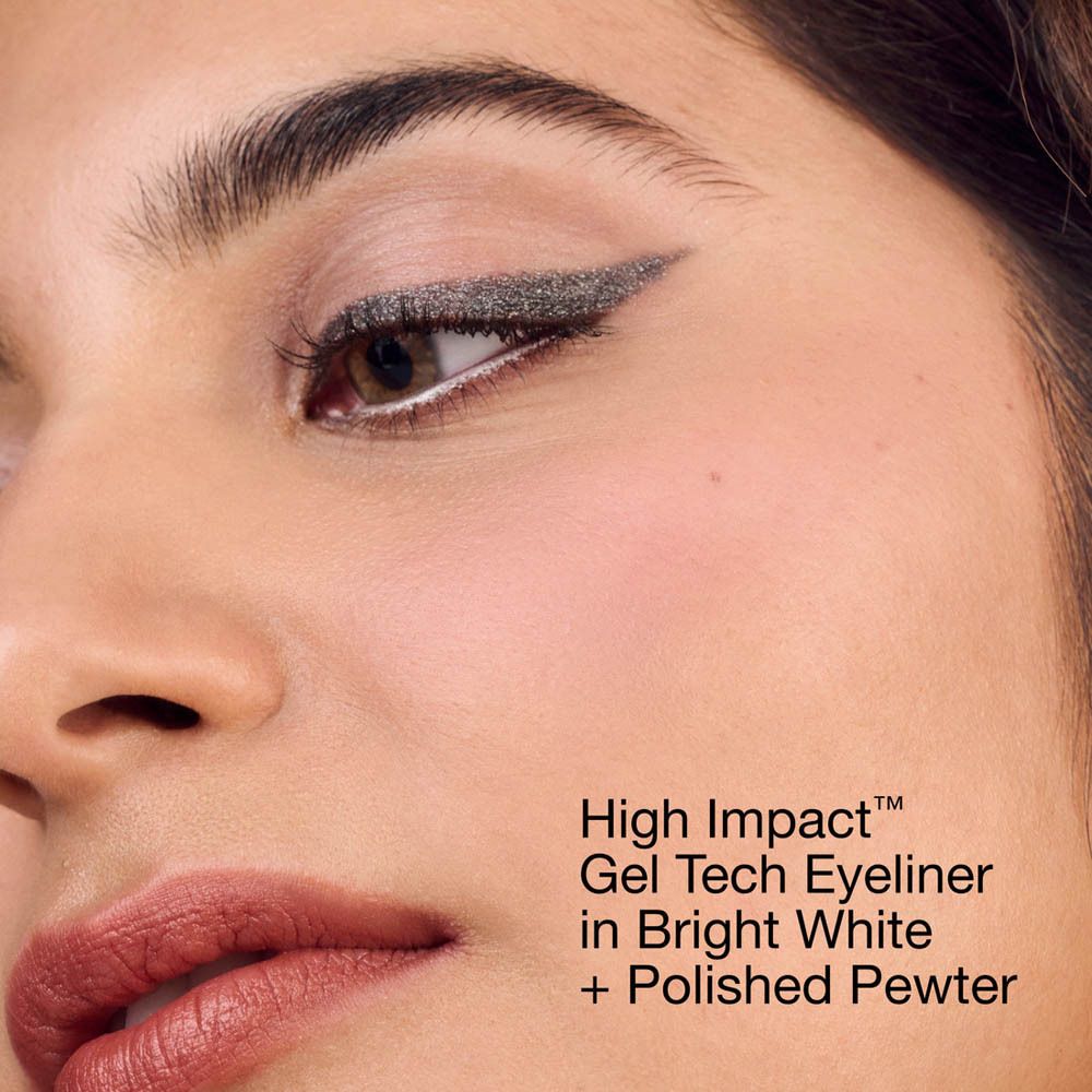 Gros plan d'un œil avec eyeliner. Texte: High Impact Gel Tech Eyeliner in Bright White + Polished Pewter.