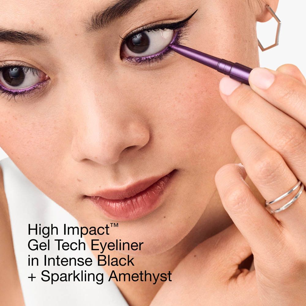 Gros plan d'un visage. Eyeliner sur l'œil. Inscription: High Impact Gel Tech Eyeliner.