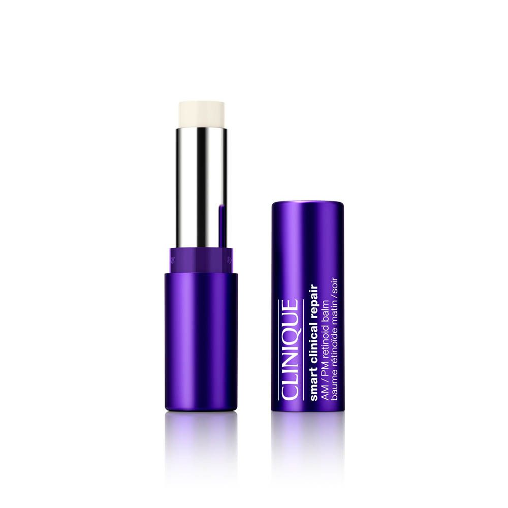 Baume pour les lèvres dans un étui violet. Ouvert, avec produit et couvercle à côté. Inscription : Clinique Smart Clinical Repair.