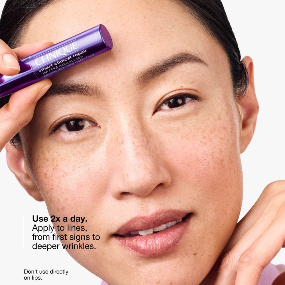 Femme tenant le produit sur le front. Texte : Use 2x a day. Apply to lines, from first signs to deeper wrinkles.